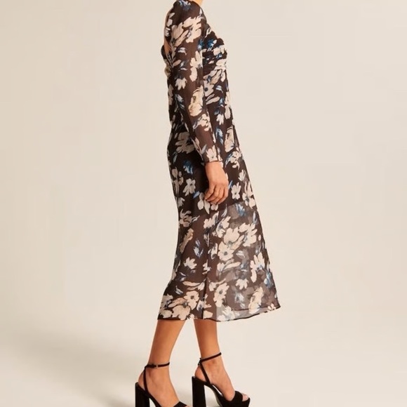 ❌SOLD❌ Abercrombie & Fitch | Long-Sleeve Ruched Bodice Midi Dress (Petite) - Picture 2 of 4